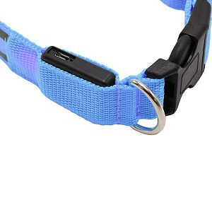 Modrý svítící obojek v provedení klasického obojku, který můžete připnout k vodítku