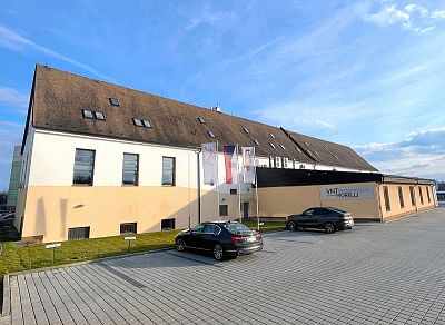 Sídlíme v Lanškrouně a zde se odehrává celý proces - od myšlenky až po výrobu